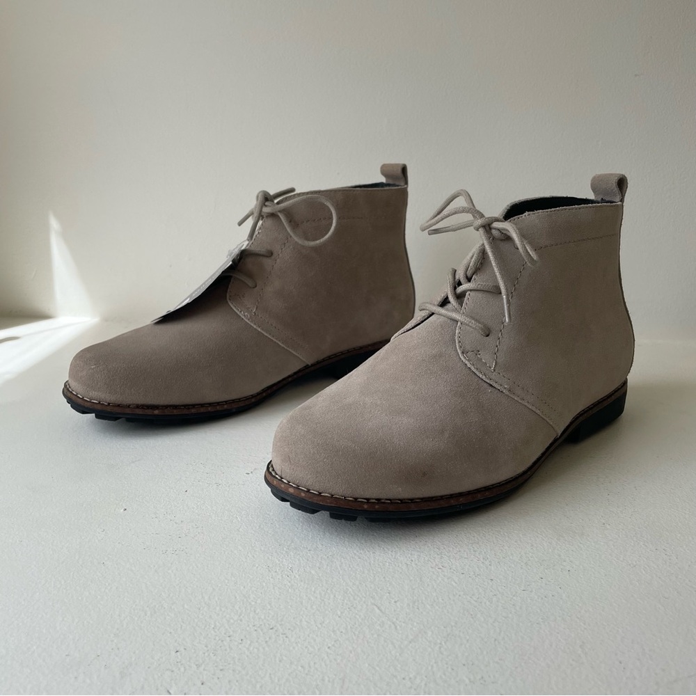 White Mountain Women’s suede lace up ankle boots size 8W